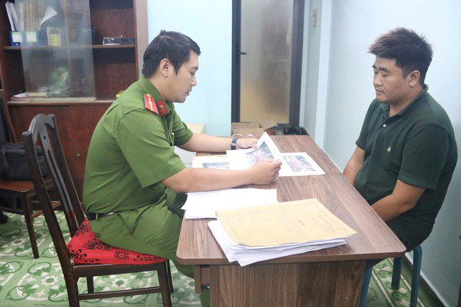 Nguyễn Lâm Minh Tuấn tại cơ quan công an.