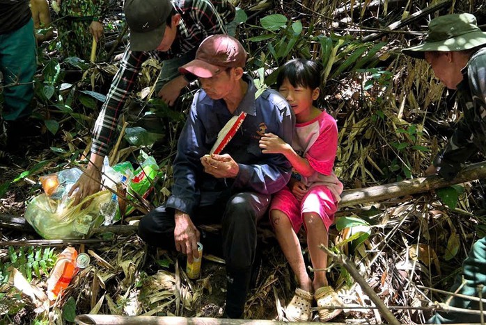 Ông Nguyễn Hữu Hà trong thời điểm được lực lượng chức năng tìm thấy, đưa ra khỏi rừng.