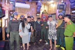 An ninh - Xã hội - Hơn 300 cảnh sát vây ráp nhà nghỉ, quán karaoke tổ chức 'bay lắc', tạm giữ 148 người
