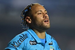 Neymar tự chấn thương ngày tái xuất, phẫn nộ với mặt cỏ nhân tạo