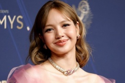 Thời trang - Lisa như đóa sen hồng trên thảm đỏ Emmy