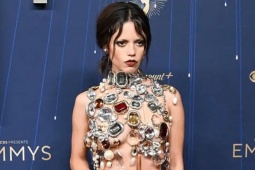 Thời trang - Sao 'Wednesday' mặc như khỏa thân lên thảm đỏ Emmy