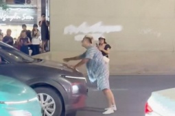 Tin tức trong ngày - Khống chế nam thanh niên vô cớ ra đường chặn xe, đánh người