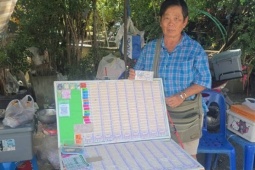 Người phụ nữ bán vé số trúng 6 giải liên tiếp nhờ ế hàng