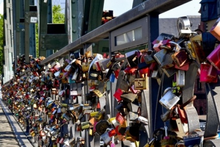 Ngắm cây cầu 156 tuổi 'nặng trĩu' ổ khóa tình yêu