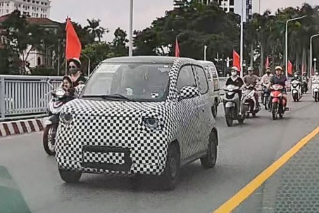 Bộ đôi xe buýt điện và LimoGreen mới của VinFast chạy thử trong lớp...