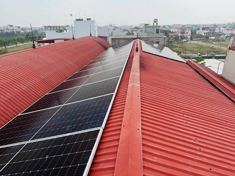 Chi phí lắp đặt điện mặt trời mái nhà ban đầu hơi cao nhưng người dân được sử dụng điện thoải mái và có thể hoà vốn trong vòng từ 4-5 năm. (Ảnh: Nam Ka)