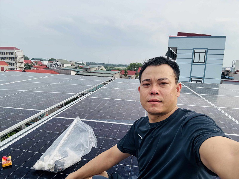 Anh Nam là người tiên phong trong khu vực lắp đặt hệ thống điện mặt trời mái nhà. (Ảnh: Nam Ka)
