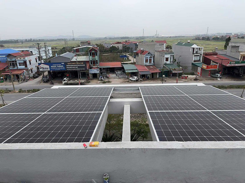 Ngày càng nhiều người sử dụng điện mặt trời mái nhà nhằm tận dụng nguồn năng lượng sạch, tiết kiệm và hiệu quả. (Ảnh: Nam Ka)