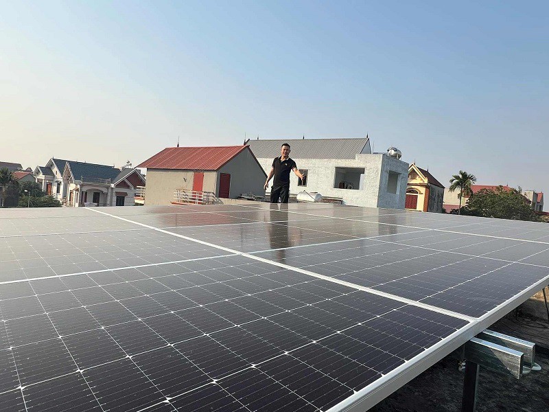 Anh Nam triển khai tư vấn, thiết kế loạt hệ thống điện mặt trời mái nhà từ vài chục triệu đồng đến vài trăm triệu đồng. (Ảnh: Nam Ka)