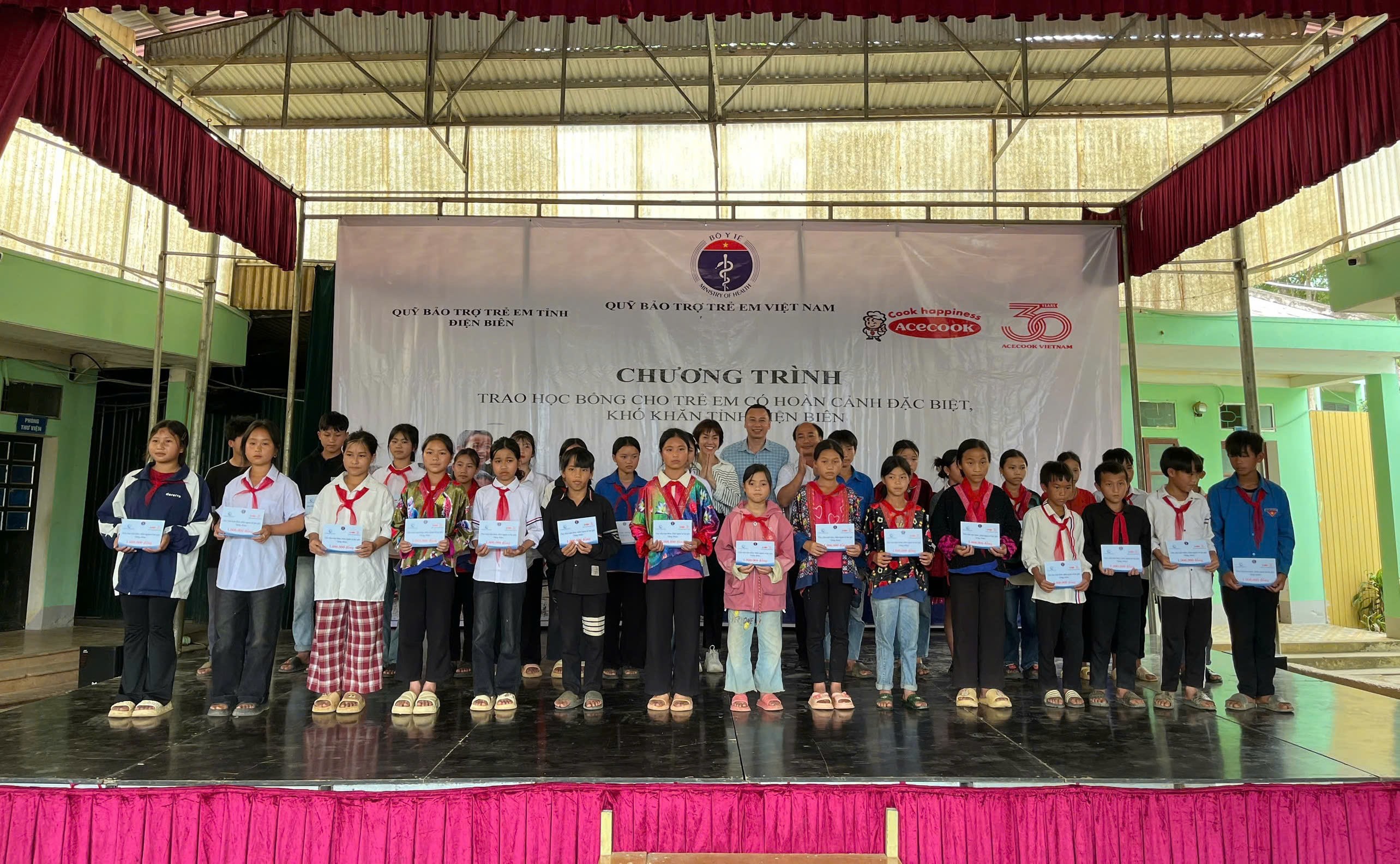 Đoàn công tác trao học bổng từ dự án "Gói mì hạnh phúc" cho trẻ em có hoàn cảnh khó khăn Trường TH và THCS Đồn Đặc (tỉnh Quảng Ninh) vào tháng 5/2025