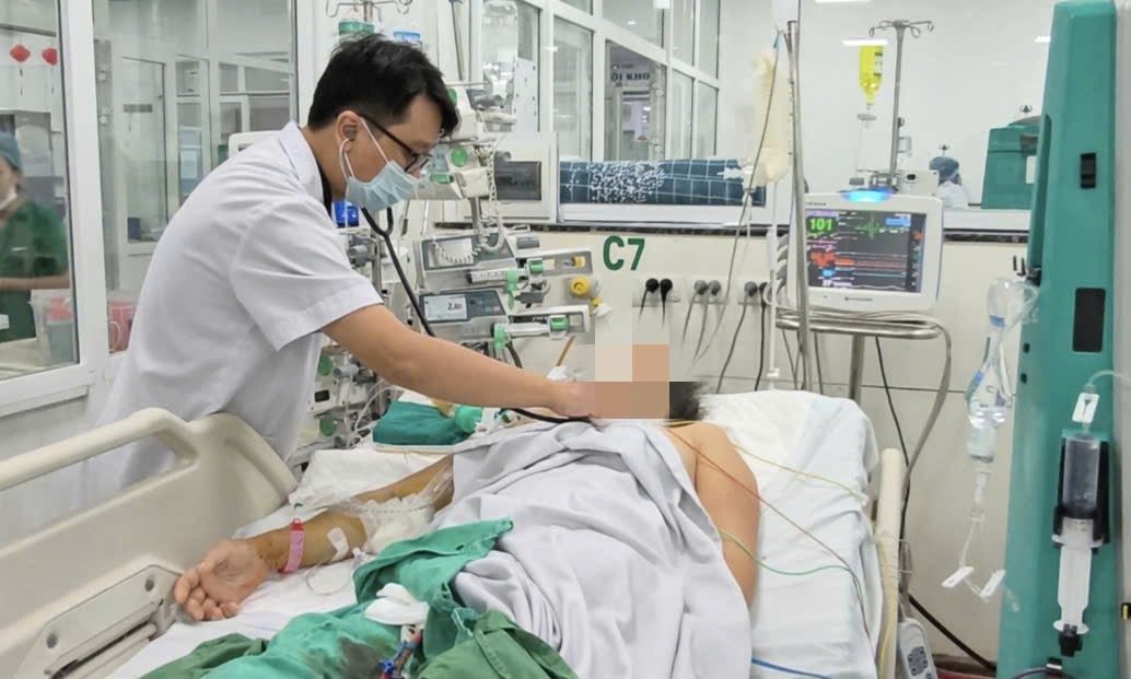 Bác sĩ thăm khám cho bệnh nhân sốt xuất huyết. 
