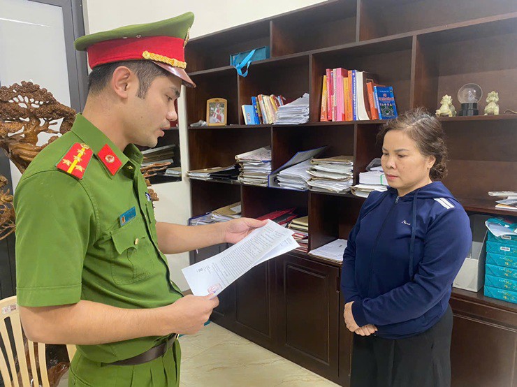 Cơ quan Cảnh sát điều tra Công an tỉnh tống đạt Quyết định khởi tố đối với Lê Thị Thanh Thuỷ về tội trốn thuế - Ảnh: Công an tỉnh Thanh Hóa Cơ quan Cảnh sát điều tra Công an tỉnh tống đạt Quyết định khởi tố đối với Lê Thị Thanh Thuỷ về tội trốn thuế - Ảnh: Công an tỉnh Thanh Hóa