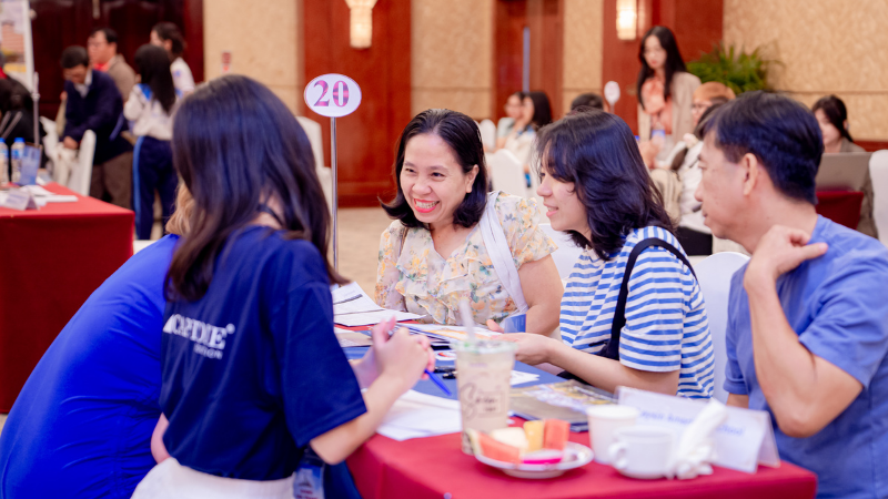 Rất nhiều phụ huynh quan tâm và tham gia triển lãm du học quốc tế của Capstone