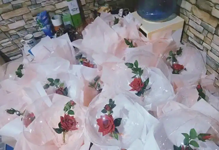 Hàng nghìn bông hoa bị vứt trong thùng rác hóa “mỏ vàng" cho giới kinh doanh - 2