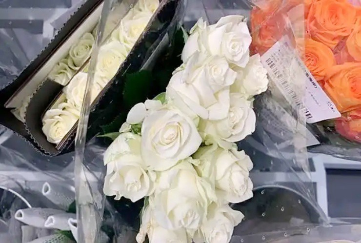 Hàng nghìn bông hoa bị vứt trong thùng rác hóa “mỏ vàng" cho giới kinh doanh - 1