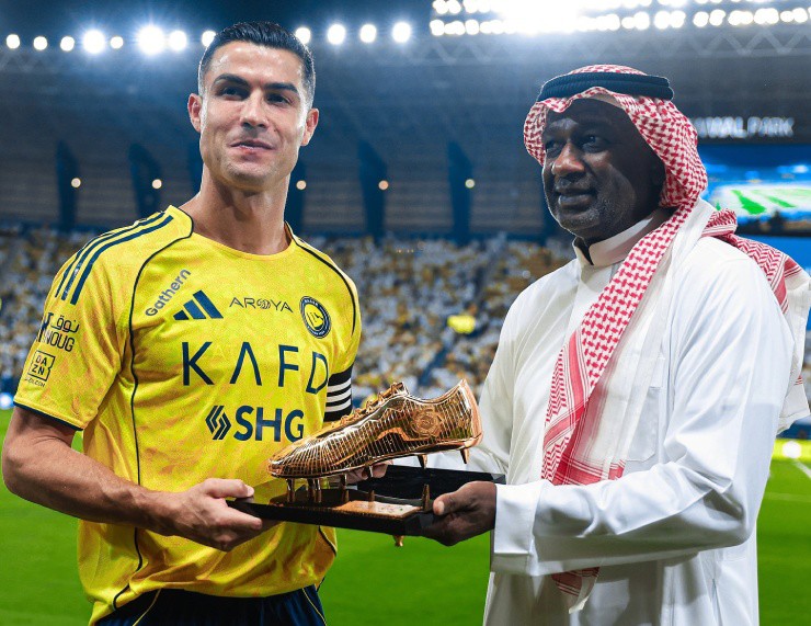 Ronaldo ghi dấu ấn trong ngày được ban tổ chức Saudi Pro League vinh danh
