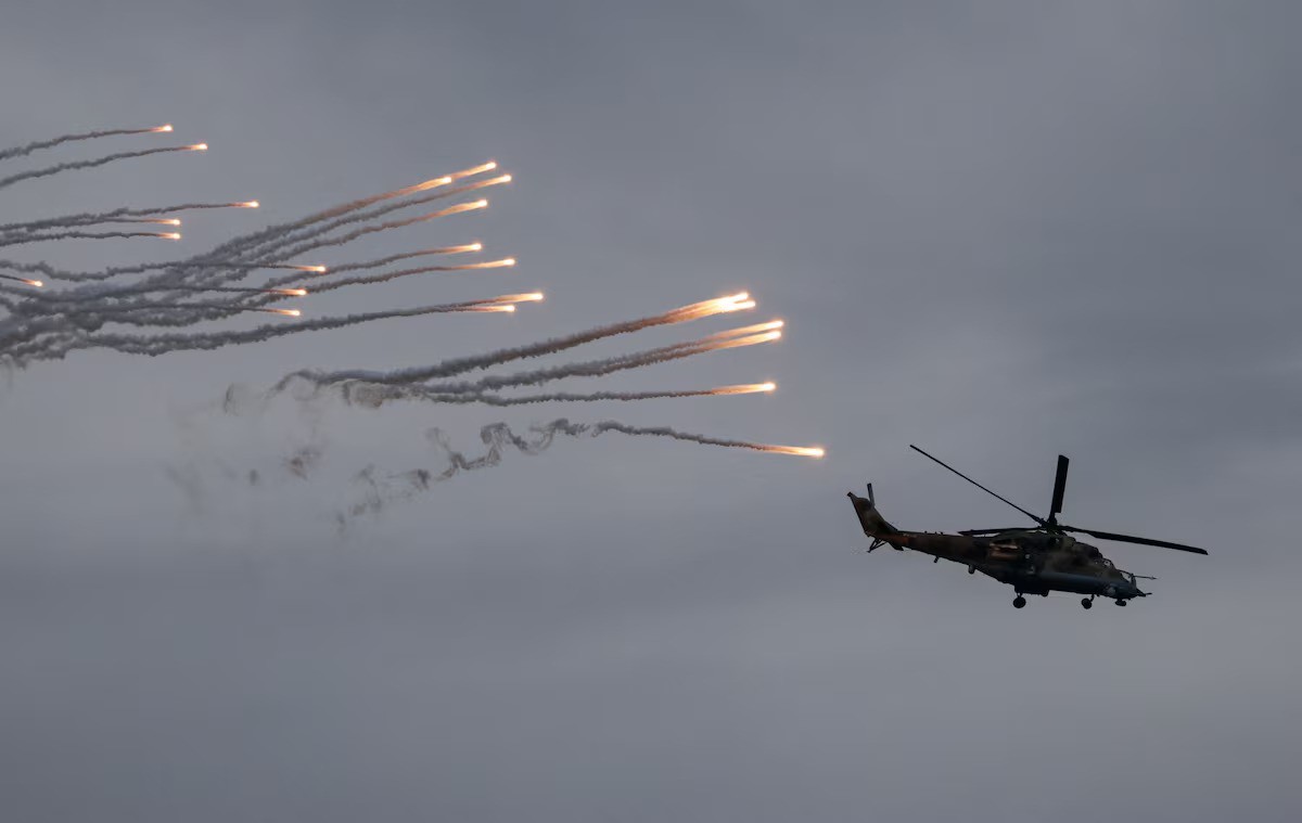 Trực thăng tấn công Mi-35 của Belarus thả bẫy nhiệt trong cuộc tập trận Zapad-2025 (ảnh: Reuters)