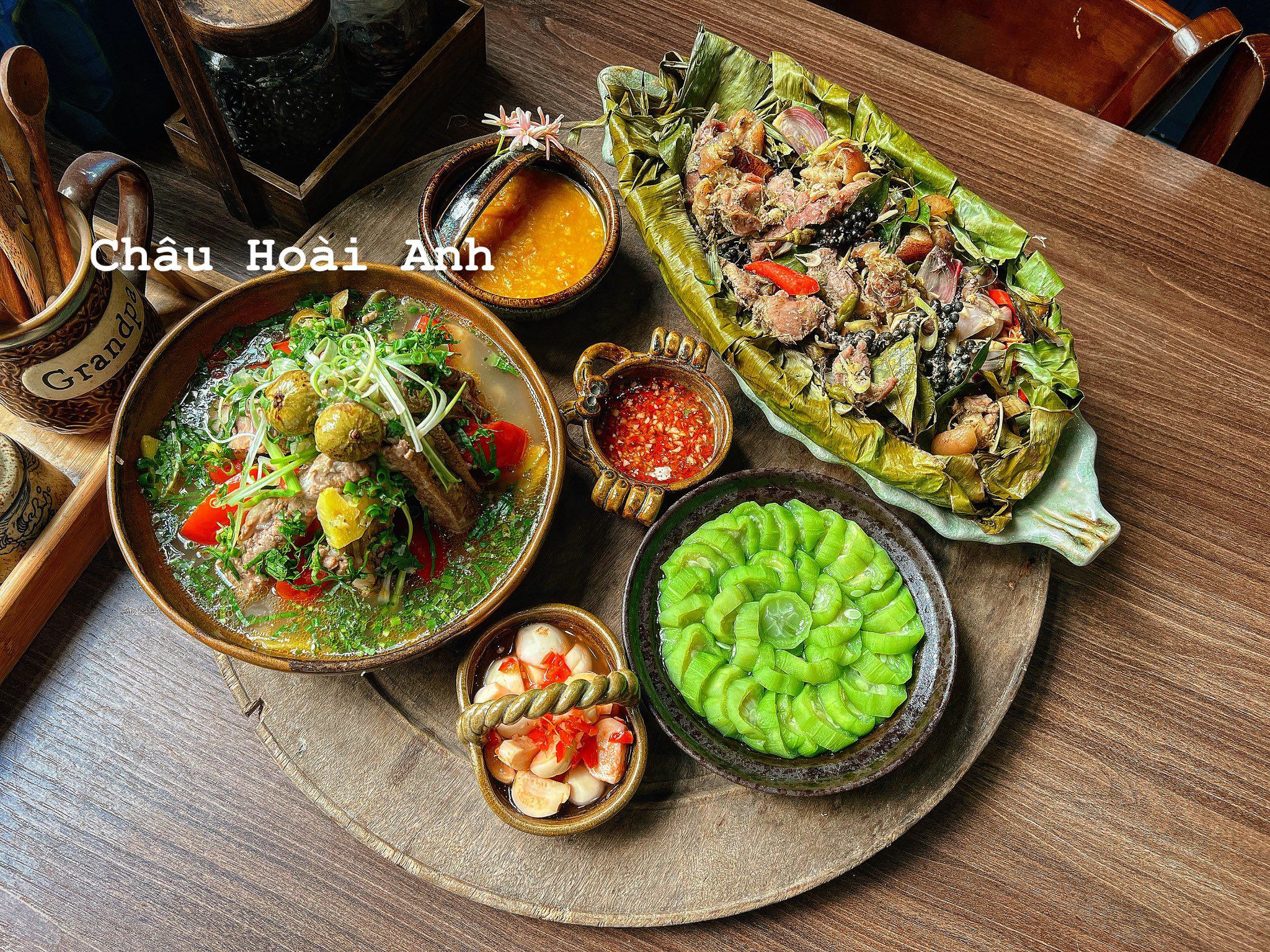 Canh sườn nấu sấu - Thịt chân giò gói lá chuối nướng - Mướp luộc - Cà muối - Chè bí đỏ đậu xanh