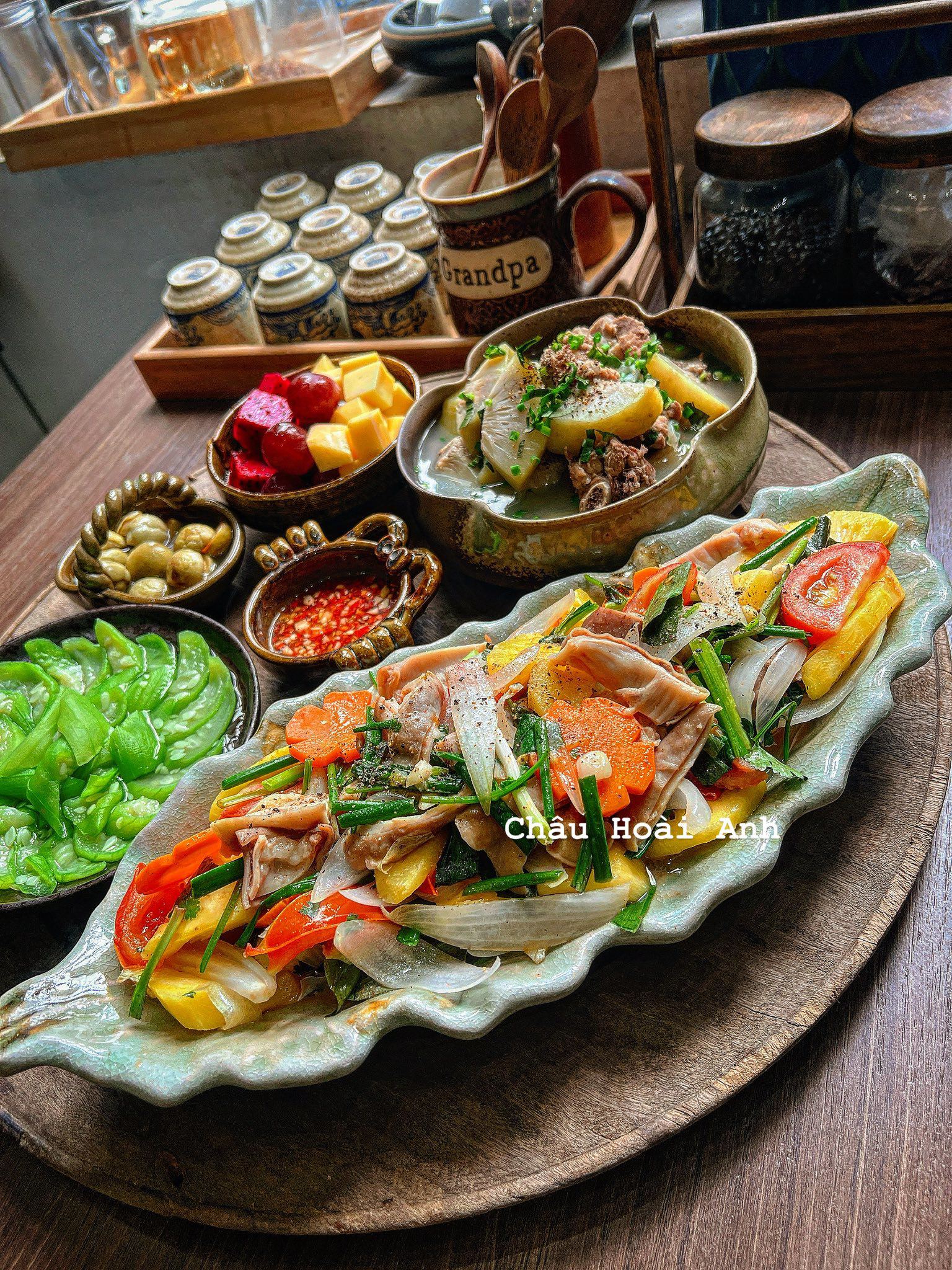 Dạ dày xào dứa - Canh sa kê nấu sườn - Mướp luộc - Sấu dầm mắm