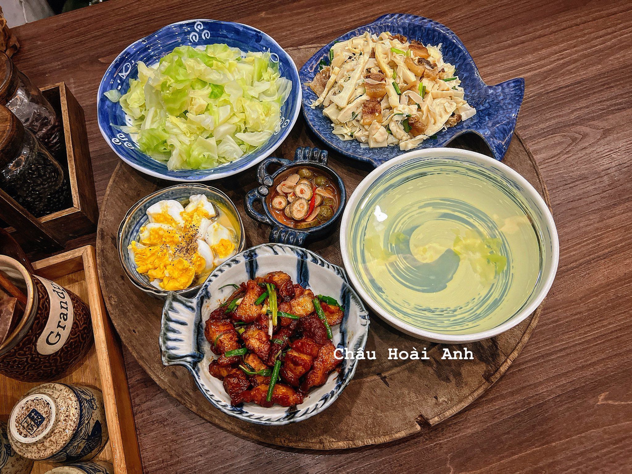 Bắp cải luộc chấm mắm dầm trứng - Ba chỉ rang cháy cạnh - Măng xào tóp mỡ - Sấu ngâm mắm