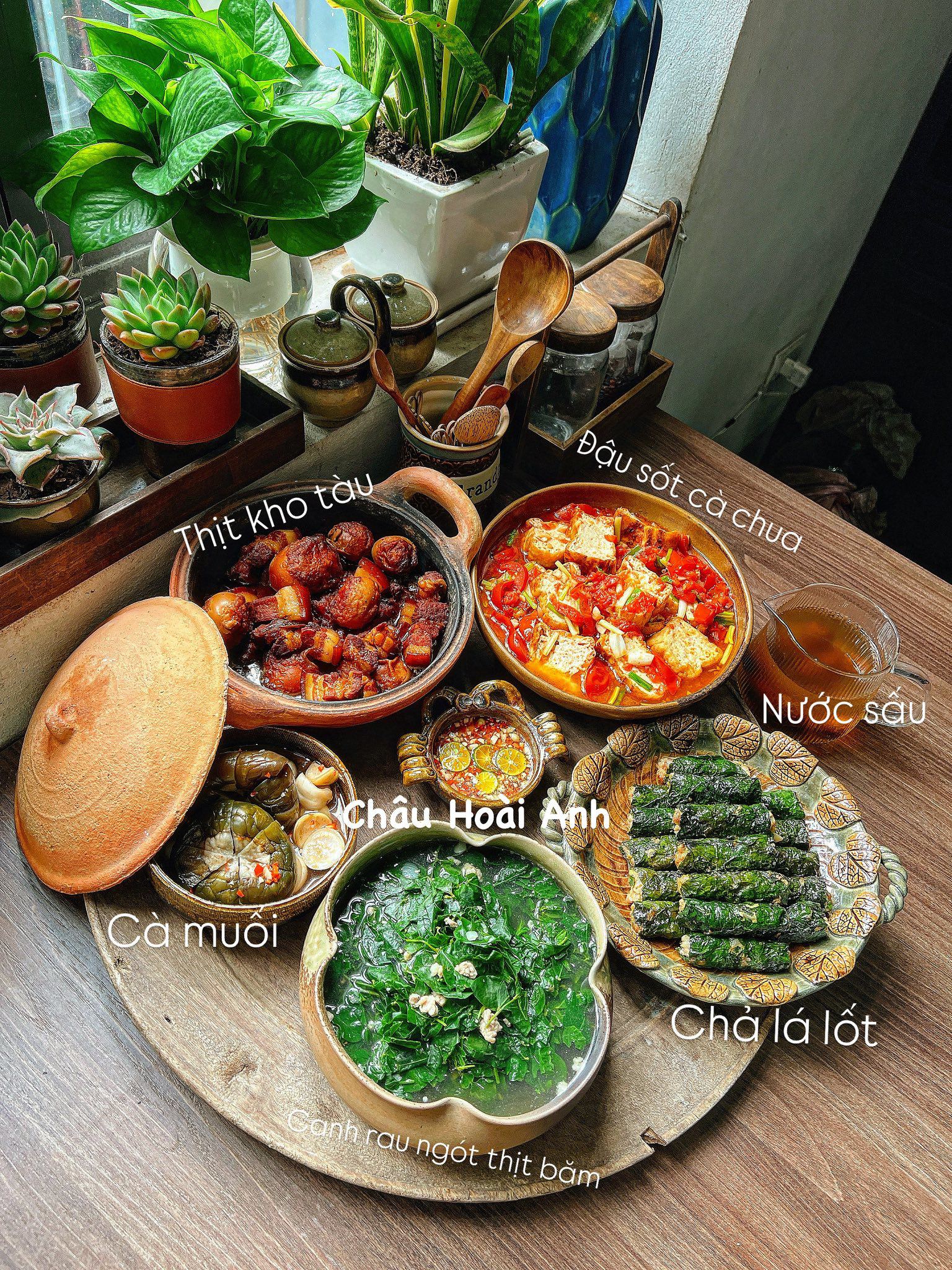 Thịt kho tàu - Đậu sốt cà chua - Chả lá lốt - Canh rau ngót nấu thịt băm - Cà muối