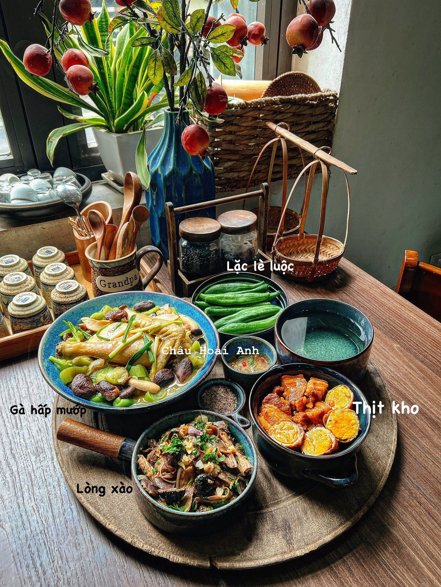 Gà hấp mướp - Thịt kho trứng - Lòng gà xào thập cẩm - Lặc lè luộc