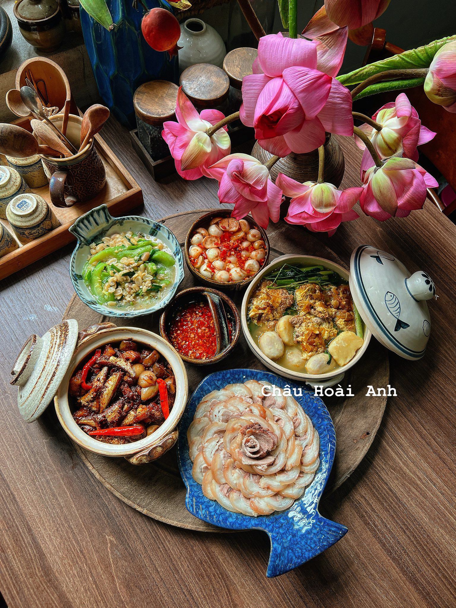 Thịt chân giò luộc - Cá tép kho tương - Canh khoai sọ nấu rau rút - Mướp xào lạc - Cà muối chua ngọt