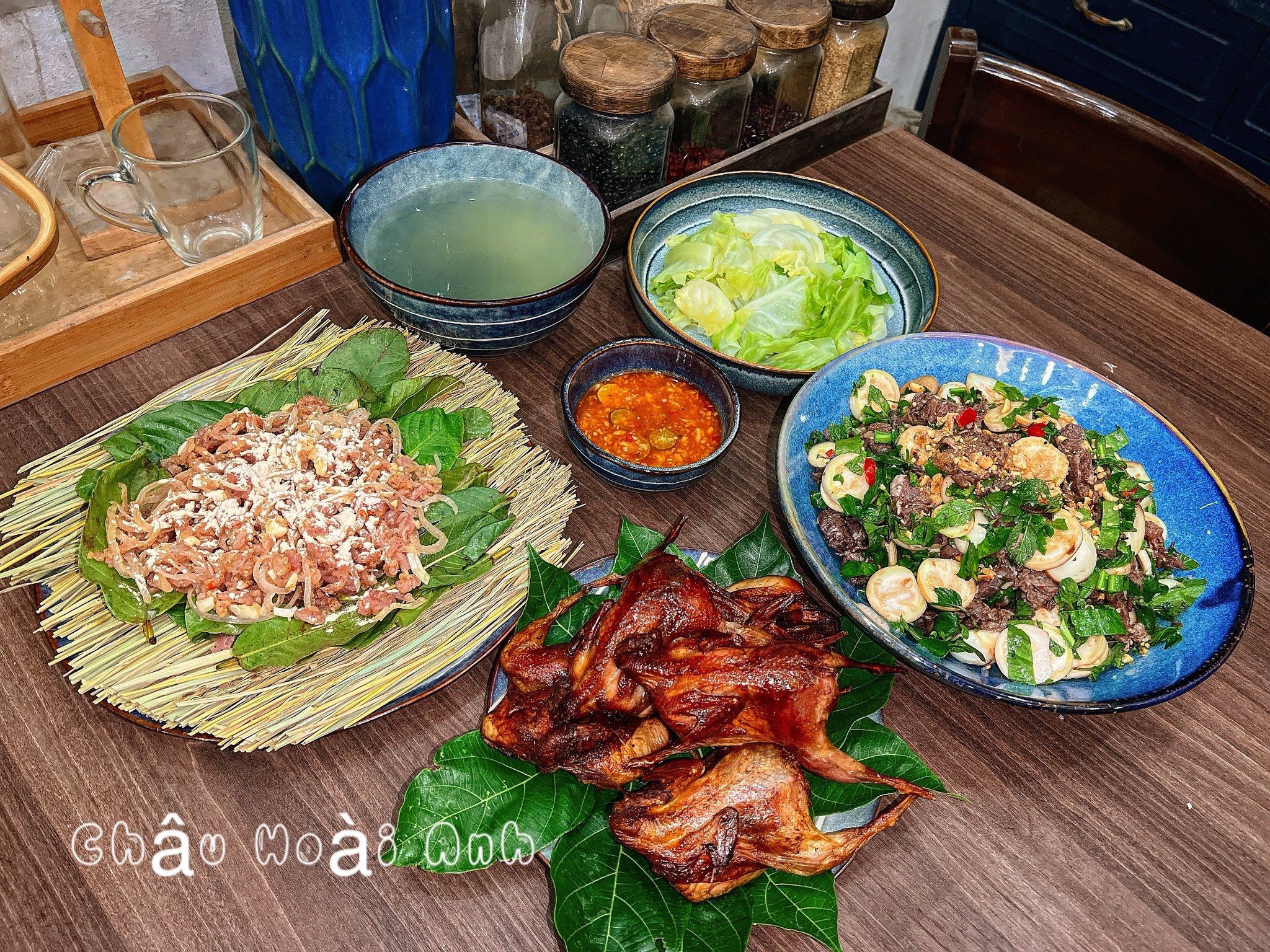 Bắp cải luộc - Gỏi bò cà pháo - Chim cút nướng - Nem rơm