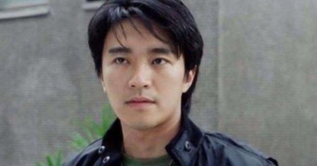 Bức ảnh nam tài tử hạng A đèo 1 cô gái trên xe ...