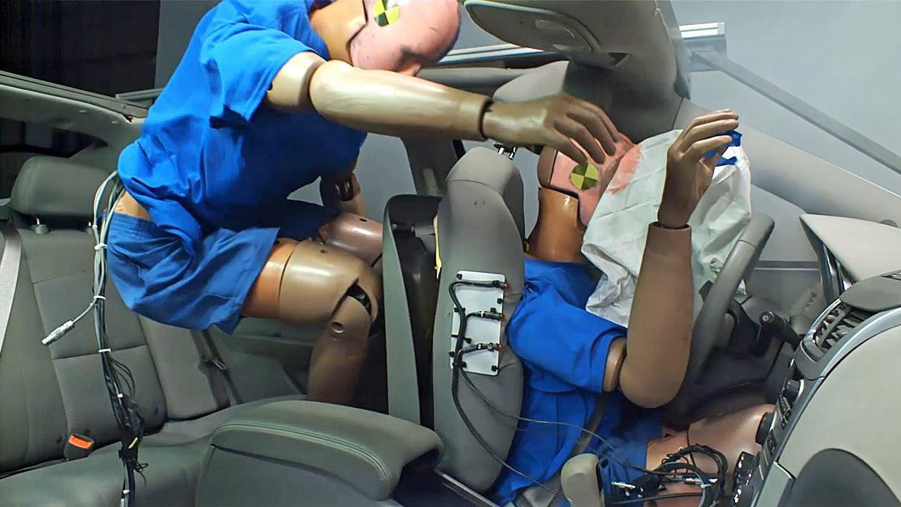 Không cài dây an toàn ở hàng ghế sau bị phạt bao nhiêu tiền? - 2