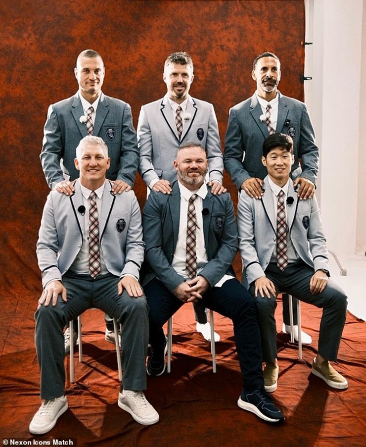 Các huyền thoại của Man Utd có đội hình hùng hậu với Vidic, Michael Carrick, Rio Ferdinand, Bastian Schweinsteiger, Wayne Rooney và Ji-Sung Park