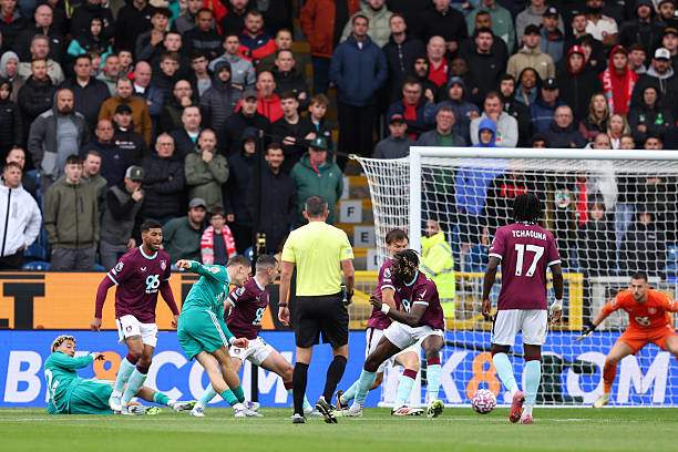 Wirtz quặt bóng và dứt điểm trong vòng cấm Burnley, anh vẫn có khả năng xử lý tốt trong không gian hẹp