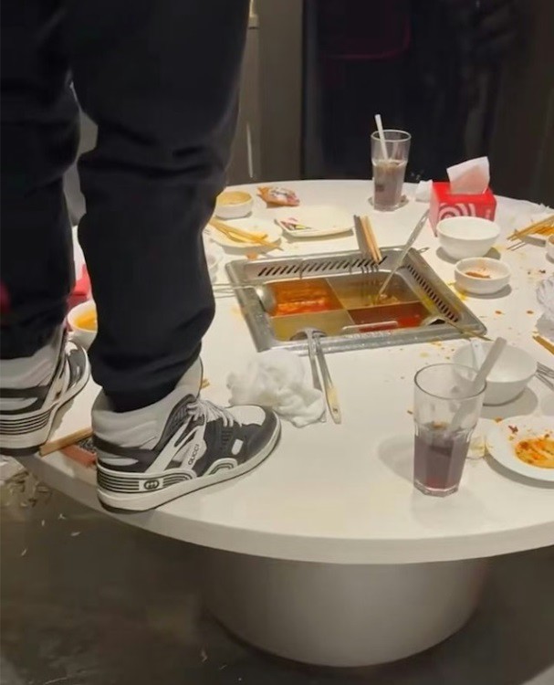 Hình ảnh thiếu niên tiểu vào nồi lẩu tại Haidilao từng lan truyền mạnh mẽ trên mạng xã hội.