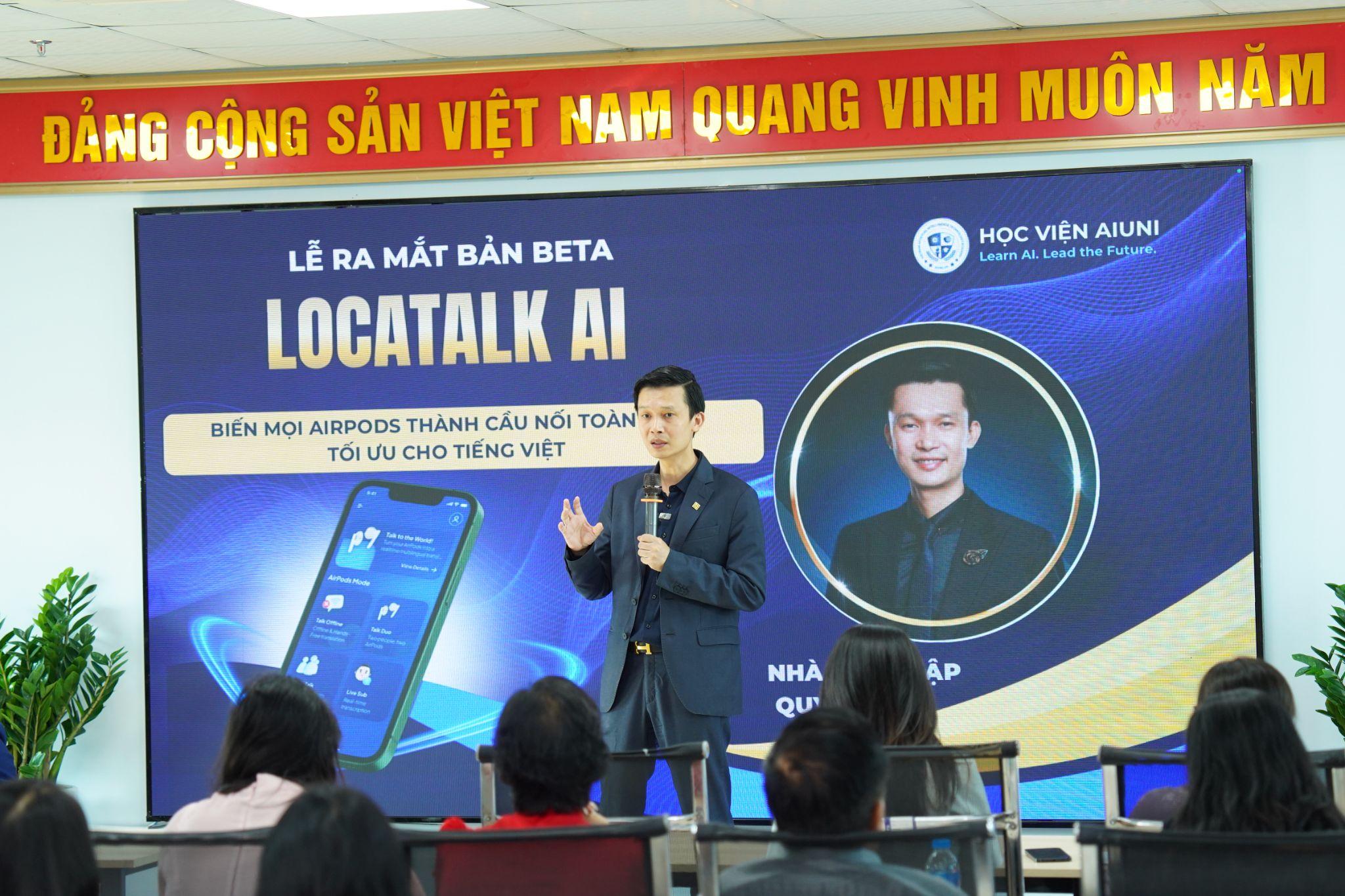 Ông Quyết Vũ chia sẻ về giải pháp phiên dịch cho người Việt tại buổi lễ