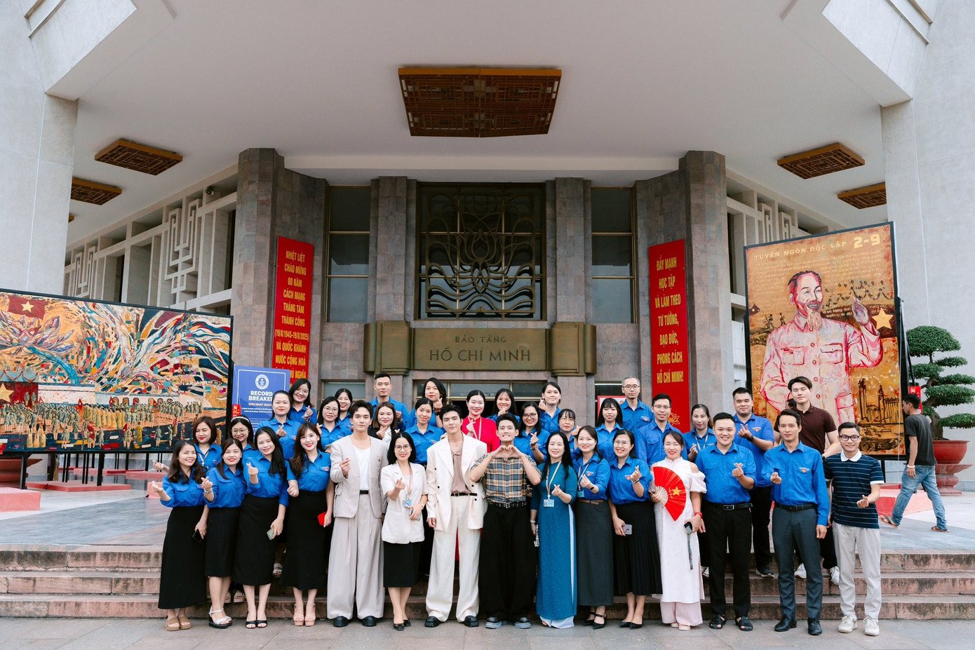 Các diễn viên tham quan Bảo tàng Hồ Chí Minh.