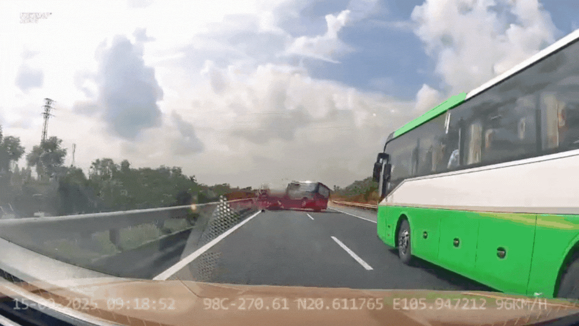 Vụ tai nạn liên hoàn trên cao tốc Pháp Vân - Cầu Giẽ khiến 8 người bị thương, các xe liên quan hư hỏng nặng.