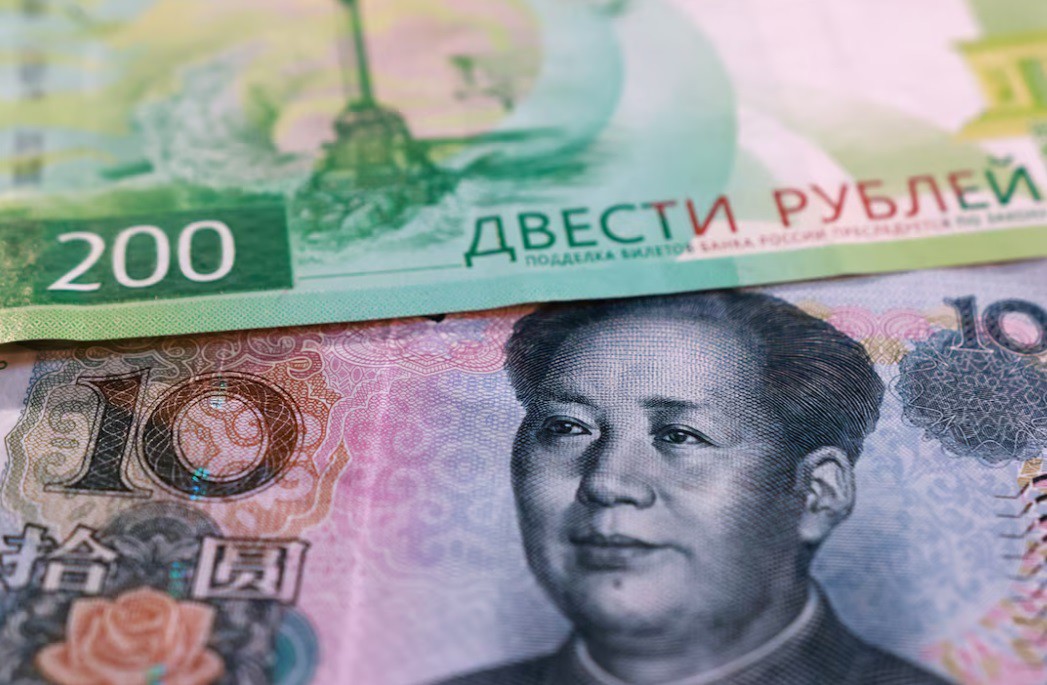 Tiền giấy Rubles Nga và Nhân dân tệ Trung Quốc