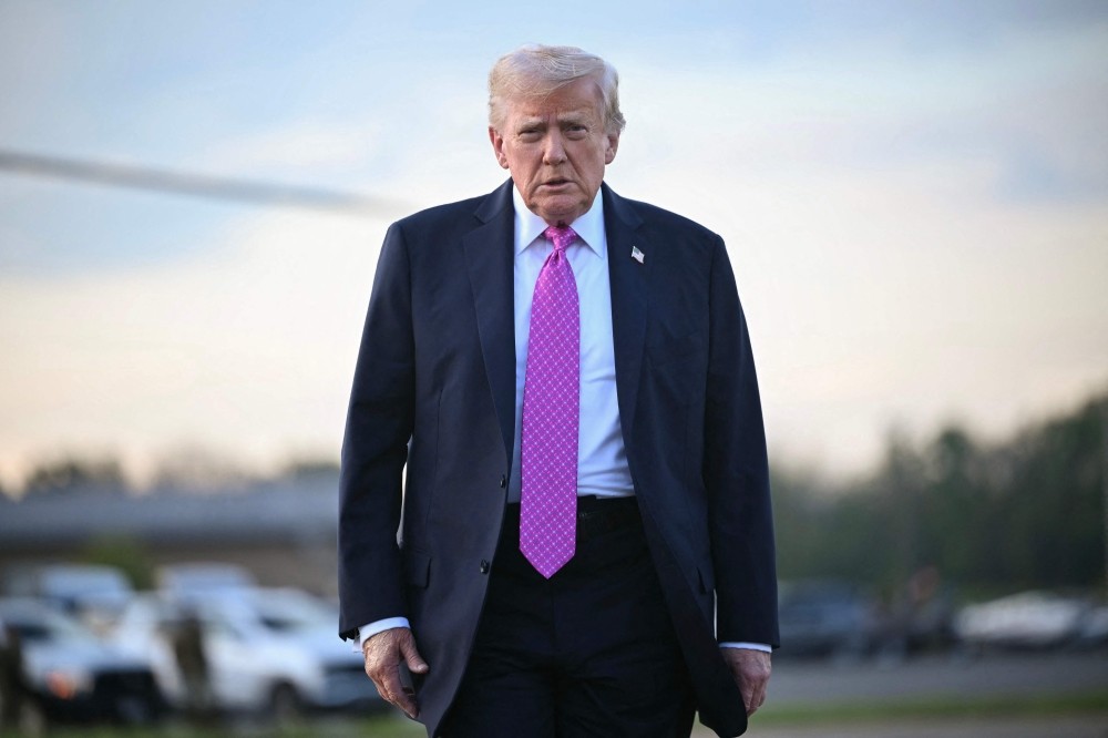 Ông Trump đi bộ tại sân bay ở thị trấn Morristown, bang New Jersey (ảnh: Malaymail)