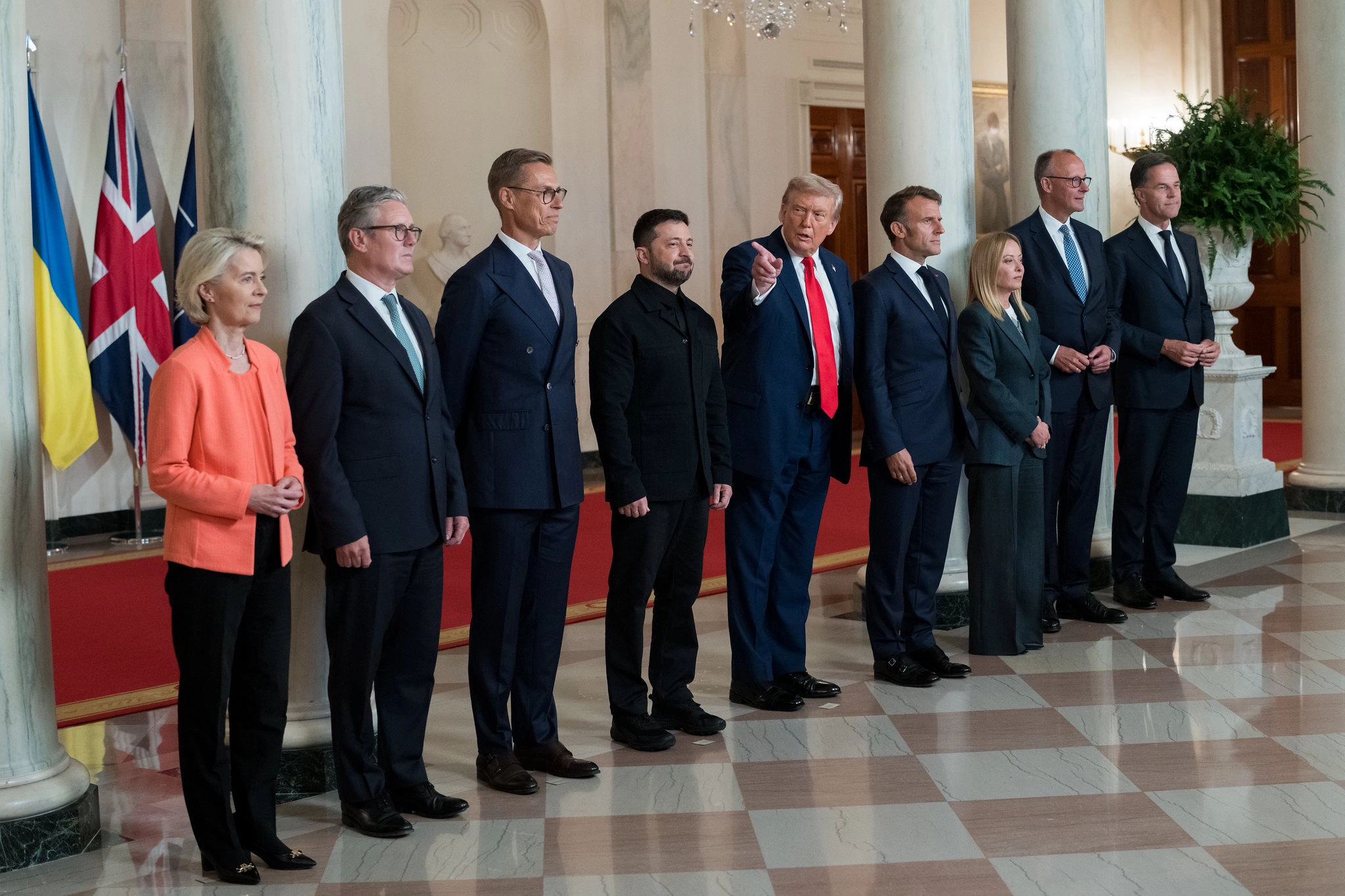 Ông Trump chụp ảnh chung cùng các lãnh đạo châu Âu và Ukraine hôm 18/8/2025. Ảnh: Kyiv Post.