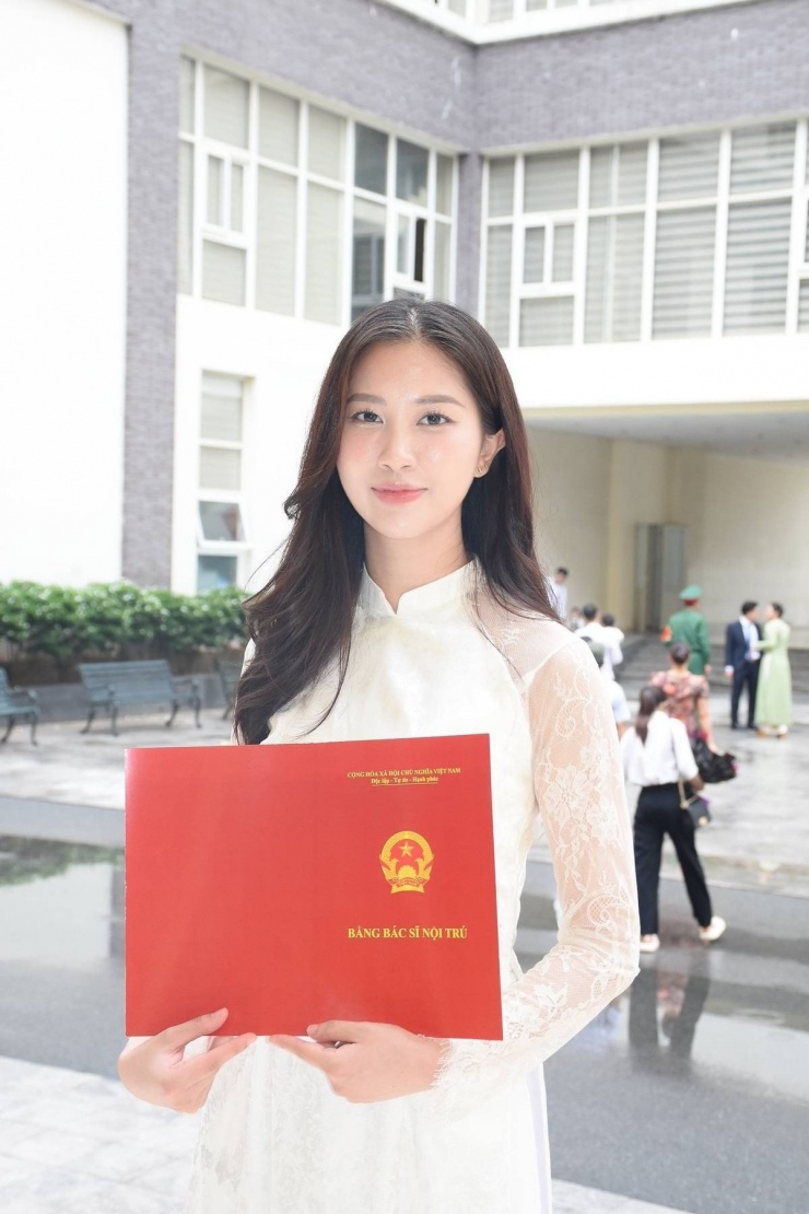 Khổng Hạnh Nguyên hiện đang sở hữu một kênh TikTok với hơn 460k người theo dõi và 8 triệu lượt yêu thích. Cô hiện là bác sĩ nội trú và bác sĩ chuyên khoa I chuyên ngành phẫu thuật tạo hình thẩm mỹ tái tạo.