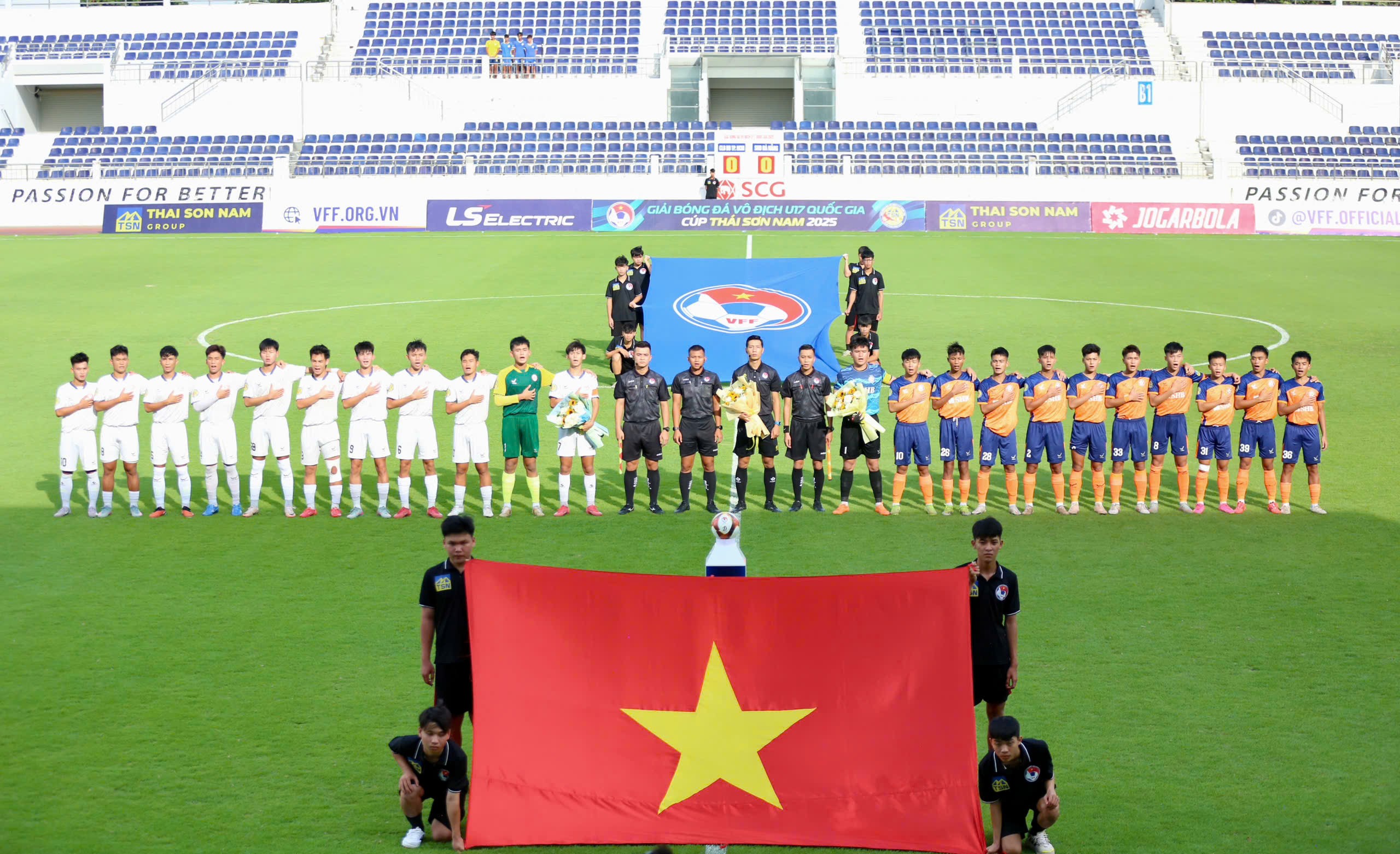 Trận đấu giữa U17 TP.HCM và U17 SHB Đà Nẵng diễn ra sau lễ khai mạc