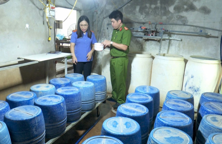 Cơ quan điều tra tại cơ sở sản xuất giá đỗ của bà Hạnh.