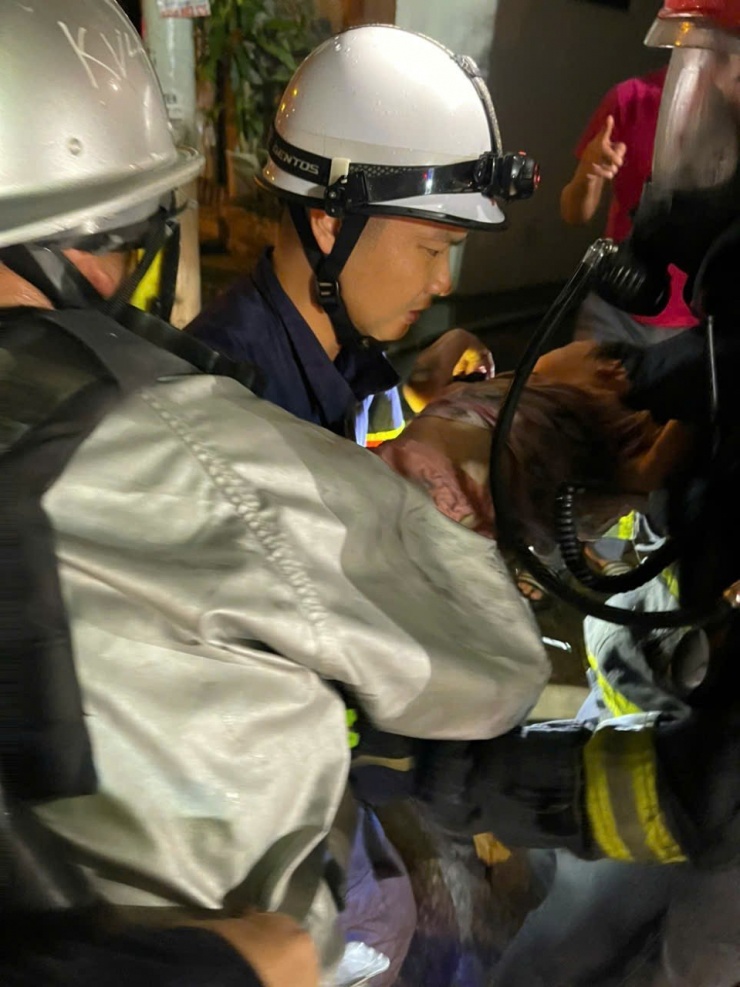 Cháu bé được đưa ra ngoài.