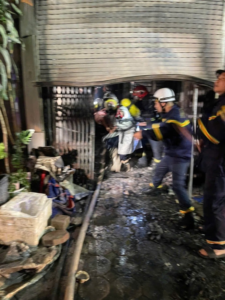 Lực lượng Cảnh sát PCCC&CNCH cứu nạn nhân mắc kẹt trong nhà ra ngoài an toàn.