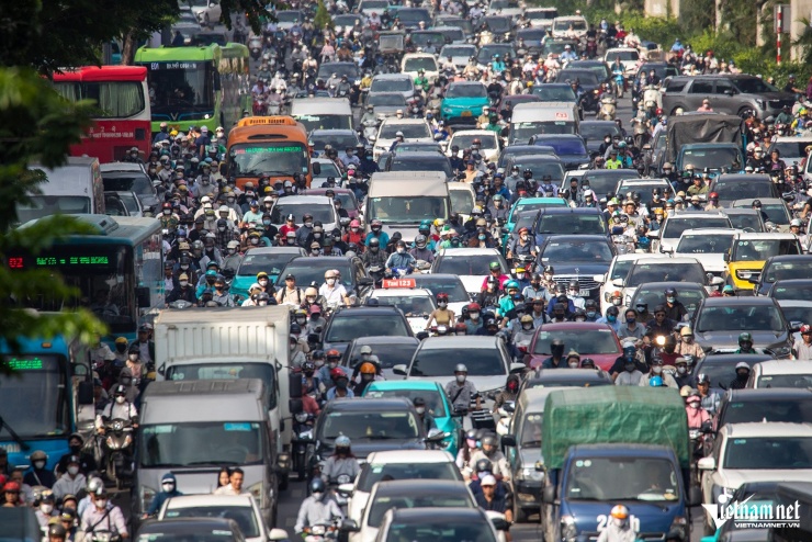 Cảnh ô tô dàn hàng 'chèn ép' xe máy đến khó tin trên nhiều tuyến đường Hà Nội - 1