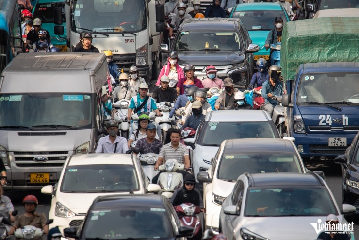 Cảnh ô tô dàn hàng 'chèn ép' xe máy đến khó tin trên nhiều tuyến đường Hà Nội - 2