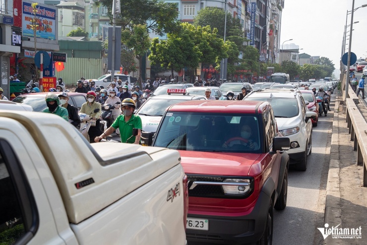 Cảnh ô tô dàn hàng 'chèn ép' xe máy đến khó tin trên nhiều tuyến đường Hà Nội - 6