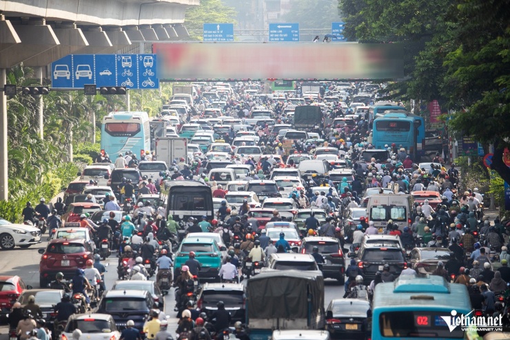 Cảnh ô tô dàn hàng 'chèn ép' xe máy đến khó tin trên nhiều tuyến đường Hà Nội - 4