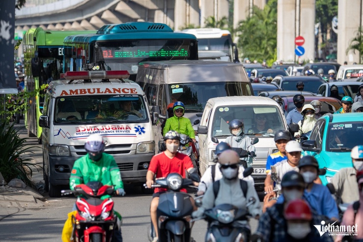 Cảnh ô tô dàn hàng 'chèn ép' xe máy đến khó tin trên nhiều tuyến đường Hà Nội - 3